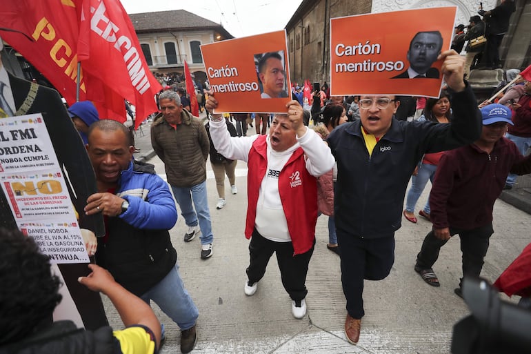 Manifestantes gritan consignas en una protesta este jueves, contra el Gobierno del presidente de Ecuador, Daniel Noboa, en Quito (Ecuador).
