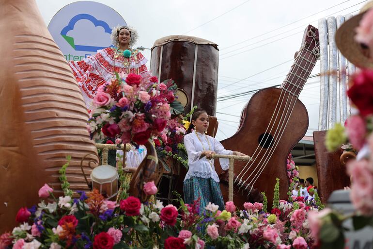 Dos mujeres ataviadas con el traje folclórico de Panamá, bailan sobre una carroza durante el desfile de la octava edición de la "Parada de las Flores".