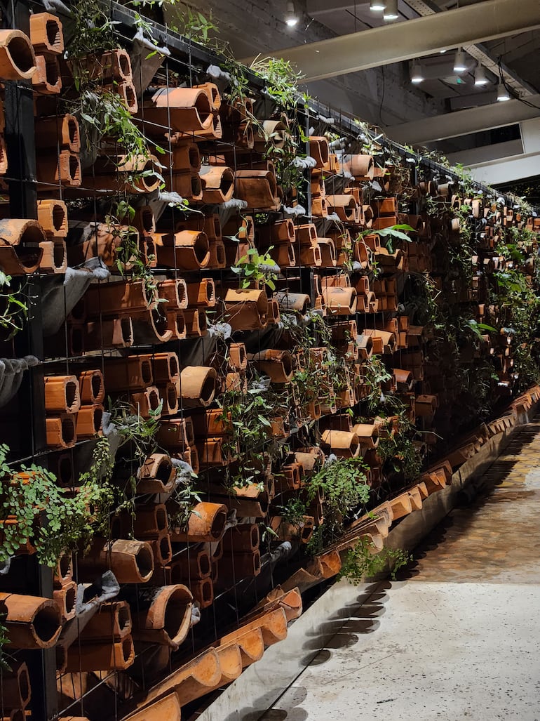 Materiales de bajo costos, recursos naturales e ingenio. Todo se unió para dar vida a esta exposición.