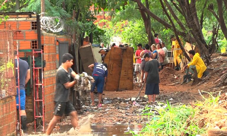 Vecinos, el Gobierno Nacional y la Municipalidad de Asunción trabajaron esta mañana para ayudar a las familias.