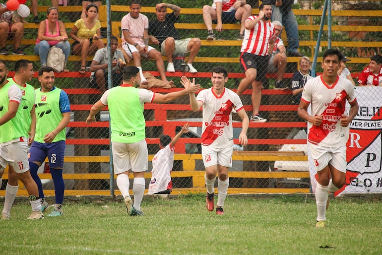 Osvaldo Romero recibe la felicitación de Ernesto "Pinti" Álvarez, tras anotar el tanto que le dio al triunfo al Kelito, en Fernando de la Mora. (Foto: APF).