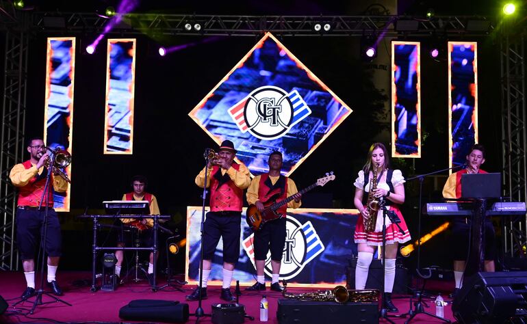 En la fiesta de la cerveza denominada “Oktoberfest CIT”, actuó el Grupo Crisol que deleitó a los presentes con música alemana.