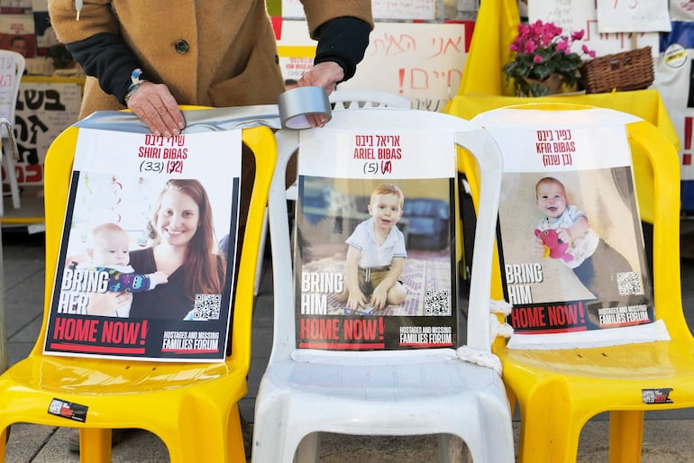 Una mujer toca una fotografía de la rehén israelí Shiri Bibas en un campamento de protesta de familias de rehenes cerca de la residencia del Primer Ministro Netanyahu en Jerusalén, el 19 de febrero de 2025. 