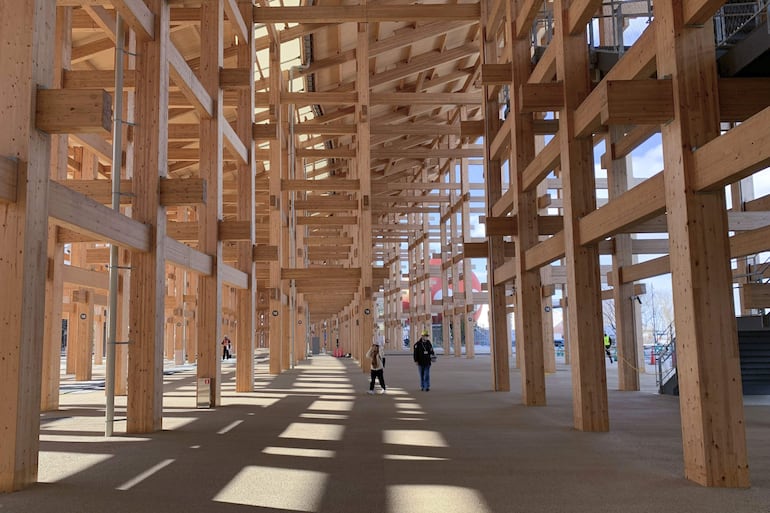 Vista desde el interior del Grand Ring, la construcción circular de dos kilómetros de longitud, entre 12 y 20 metros de alto y 30 de ancho, dentro de la que se ubicarán la mayoría de las atracciones de la Expo de Osaka, y que aspira a ser la estructura más icónica del evento.