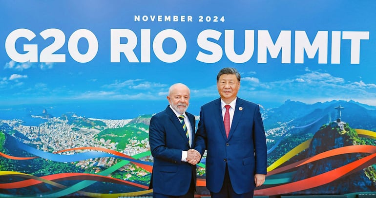 El presidente de Brasil, Luiz Inacio Lula da Silva (i) saluda al mandatario chino, Xi Jinping, en Río de Janeiro.