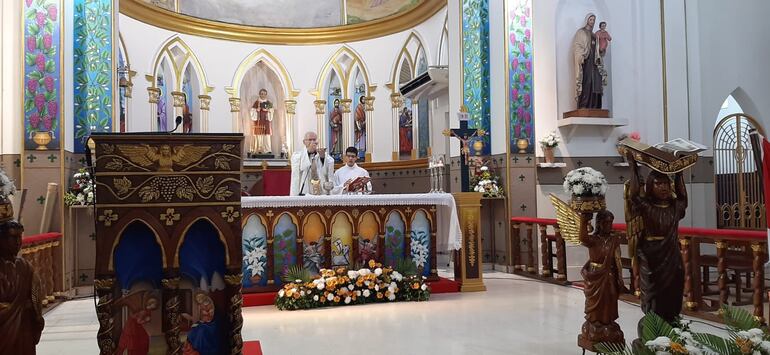 En honor a Santa Rosa de Lima, el Obispo de San Lorenzo, ofició una Misa.