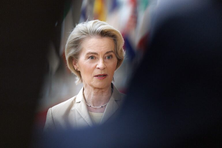 La Presidenta de la Comisión Europea, Ursula von der Leyen. Greenpeace acusó hoy a la presidenta de la Comisión Europea, Ursula von der Leyen, de estar “compitiendo” con el magnate Elon Musk y el presidente de Estados Unidos, Donald Trump, para “desmantelar la protección para las personas y el planeta”.