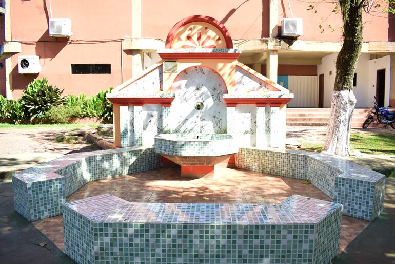 Histótica fuente de los enamorados que está en el parque Manuel Ortiz Guerrero. 