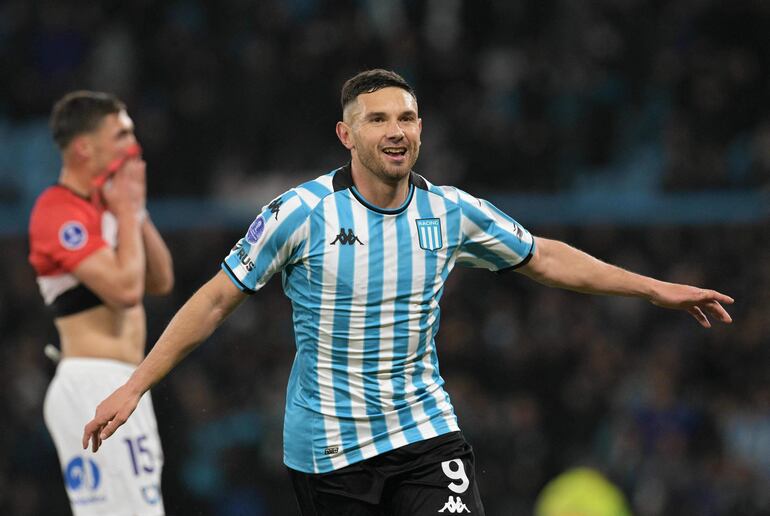 Racing's forward Adrian Martinez celebrates after scoring during the Copa Sudamericana round of 16 second leg football match between Argentina's Racing and Chile's Huachipato at the Presidente Peron stadium in Avellaneda, Buenos Aires Province, on August 20, 2024. (Photo by JUAN MABROMATA / AFP)