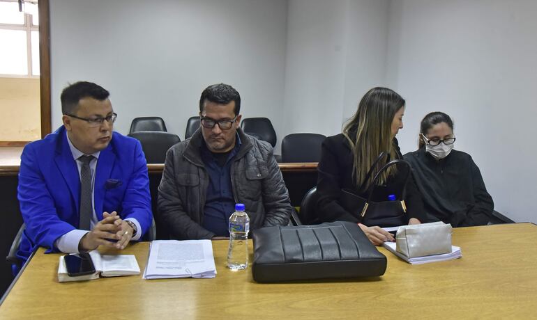 El abogado Gerardo Ortiz (izq.), el anestesita Adrián Cayetano García y la odontóloga Sandra Obertino Leguizamón, en la sala de juicio oral y público donde se debía realizar el juicio oral y público por la muerte de la niña Thirza Belén Portillo Franco.