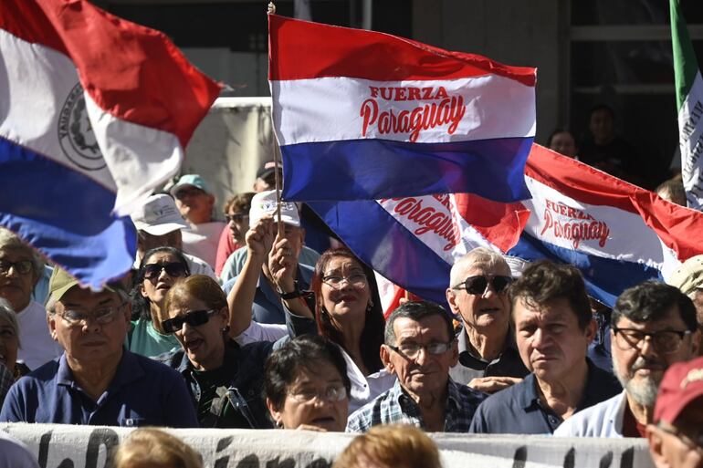 Protesta de asegurados y jubilados del IPS, contra fusión con el Ministerio de Salud