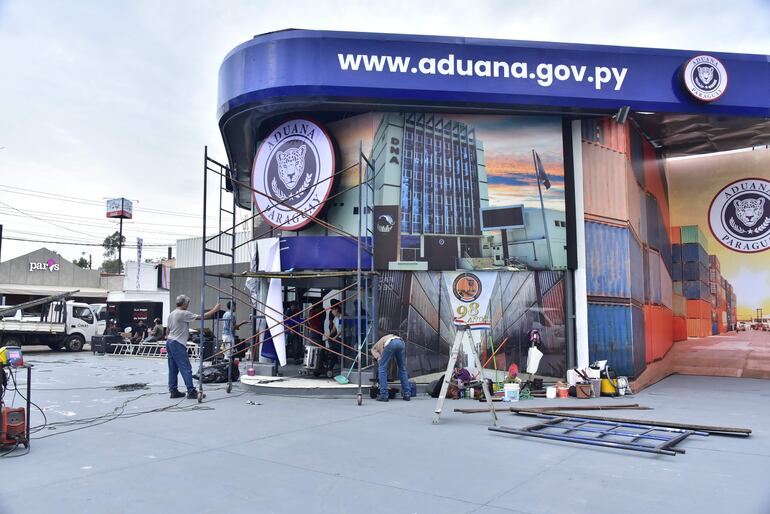 Varios locales se estaban montando todavía día previo a la inauguración