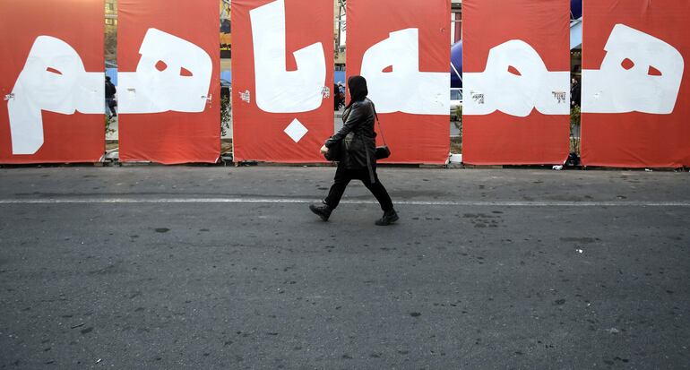 Una mujer camina por una calle de Teherán, en Irán.