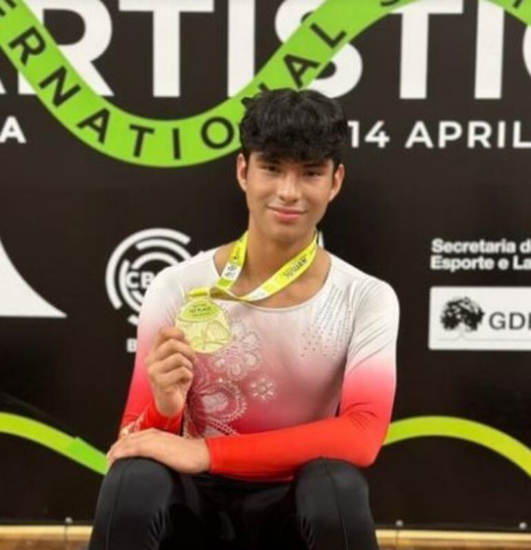 César Ávalos con la medalla de oro en Brasil.