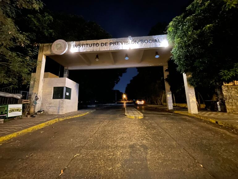 Oscuridad en la entrada del Hospital Central del IPS pone en peligro a pacientes y visitantes.