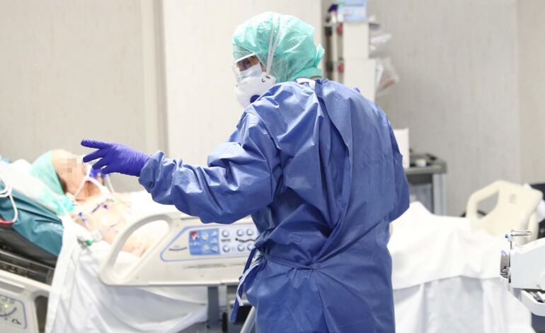 Personal de salud de un hospital de Brescia, en Italia, trabaja con equipo de protección en la atención de un enfermo de coronavirus.