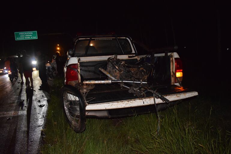 La motocicleta en la que se desplazaban los dos accidentados quedó hecho chatarra.