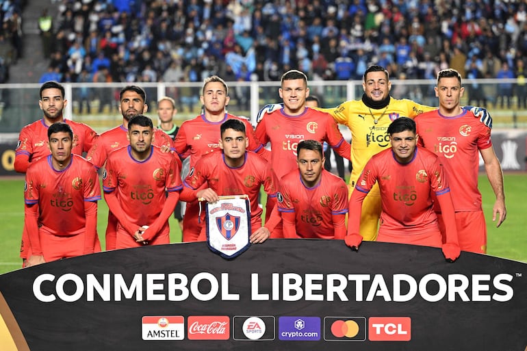 Los jugadores de Cerro Porteño en la foto previa al partido contra Bolívar por la fase de grupos de la Copa Libertadores en el estadio Olímpico Hernando Siles, en La Paz.