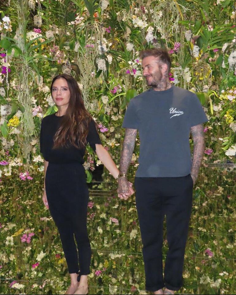 Victoria y David Beckham, siempre tomados de la mano. (Instagram/Victoria Beckham)