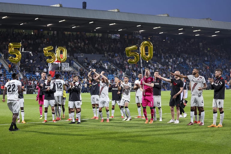 Bochum (Germany), 12/05/2024.- Leverkusen players celebrate being 50 matches unbeaten in all competitions this season after winning the German Bundesliga soccer match between VfL Bochum and Bayer Leverkusen in Bochum, Germany, 12 May 2024. (Alemania) EFE/EPA/CHRISTOPHER NEUNDORF CONDITIONS - ATTENTION: The DFL regulations prohibit any use of photographs as image sequences and/or quasi-video.
