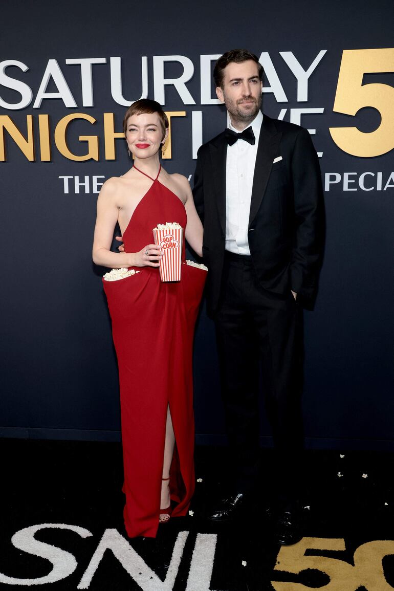 Emma Stone y Dave McCary lucieron muy elegantes en la noche SNL50: The Anniversary Special. (Dimitrios Kambouris/Getty Images/AFP)
