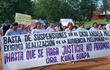 Mujeres marchando por la injusticia frente al palacio de justicia en Luque