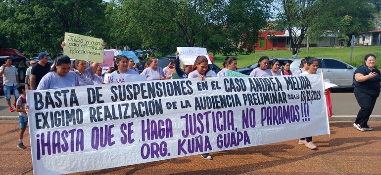 Mujeres marchando por la injusticia frente al palacio de justicia en Luque