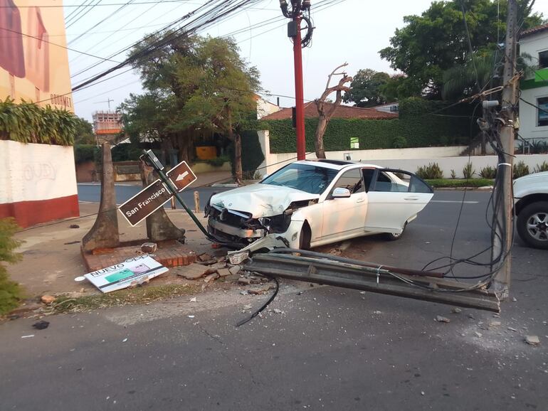 Automovilista pierde el control y embiste contra una columna sobre la avenida España.