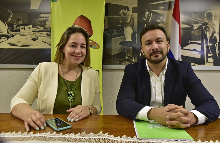 Liz Irala, miembro de la Asociación y Francisco Borja, presidente la Asociación Paraguaya de Ceremonial y Relaciones Públicas - APACERP.