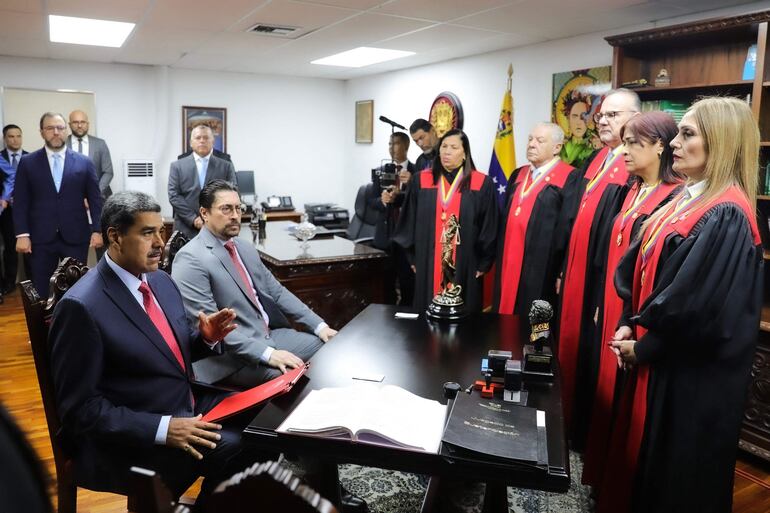 El presidente venezolano Nicolás Maduro (i) se dirige a los miembros del Supremo chavista, liderado por la magistrada chavista, Caryslia Rodríguez (d).