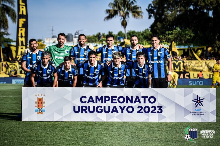 Los futbolistas de Liverpool con Miguel Samudio (parado, 1° de izq. a der.) antes de la primera final del Campeonato Uruguayo 2023.