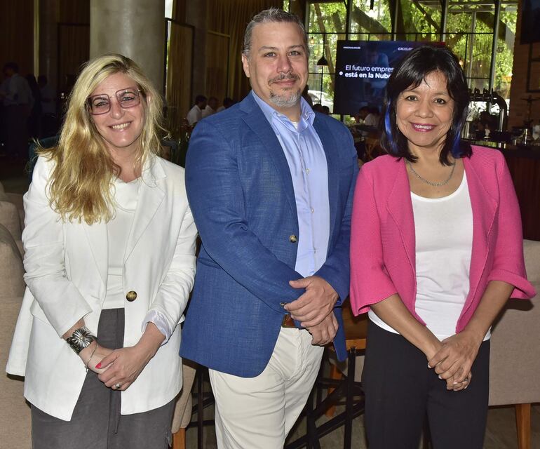 Giselle Ferrante, Giuliano Aversano y Elizabeth Falcón.