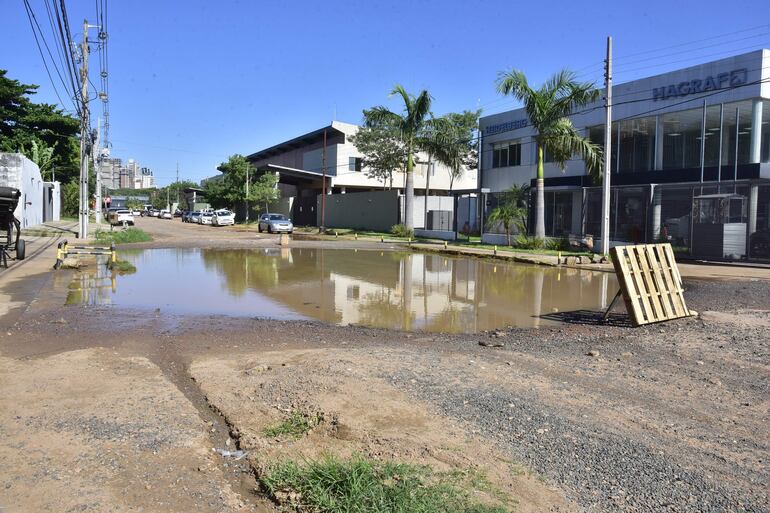 Laguna y cráter sobre la calle Teniente Víctor Valdez, en el barrio Itay de Asunción.