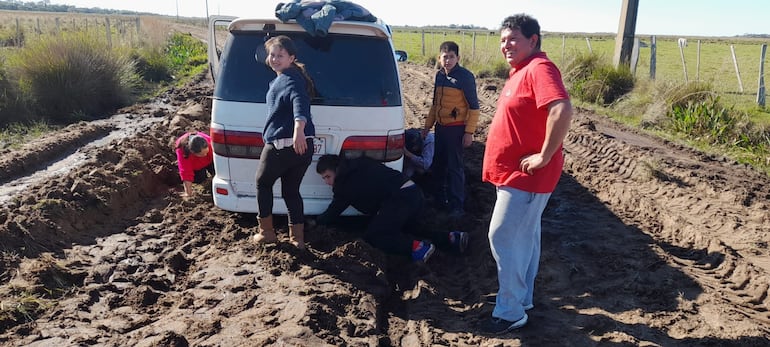 Una familia proveniente de Caaguazú y que se dirigían a la comunidad de San Jorge, se quedó atascada en la zona de Punta Diamante debido al mal estado del camino.