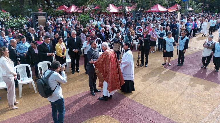 Mon. Joaquín Robledo, instó a la ciudadanía como también a las autoridades, durante la misa oficiada en la explanada de la Catedral de San Lorenzo a tener como ejemplo la vida del santo patrono de la ciudad.