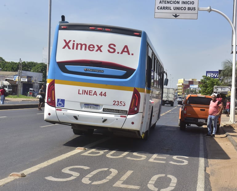 Una camioneta del MOPC obstaculiza el paso en el carril exclusivo para los colectivos, ayer.