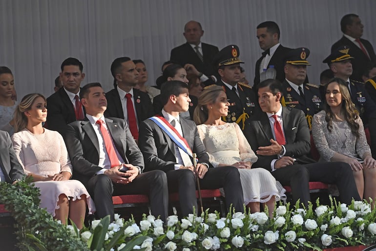 En compañía de su esposa (d), Silvio Beto Ovelar conversa con la primera dama, Leticia Ocampos, durante el desfile militar llevado a cabo ayer. 