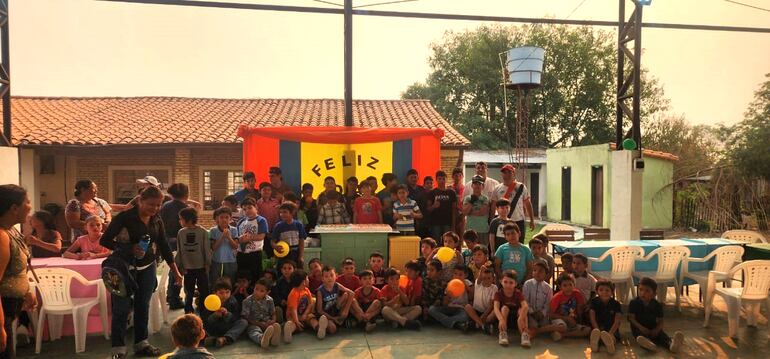 Los niños en la escuela San Miguel, con sus respectivos regalos.