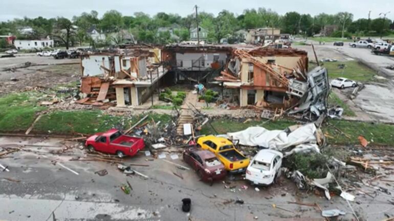 Tornados mortales dejan estelas de destrucción en Oklahoma