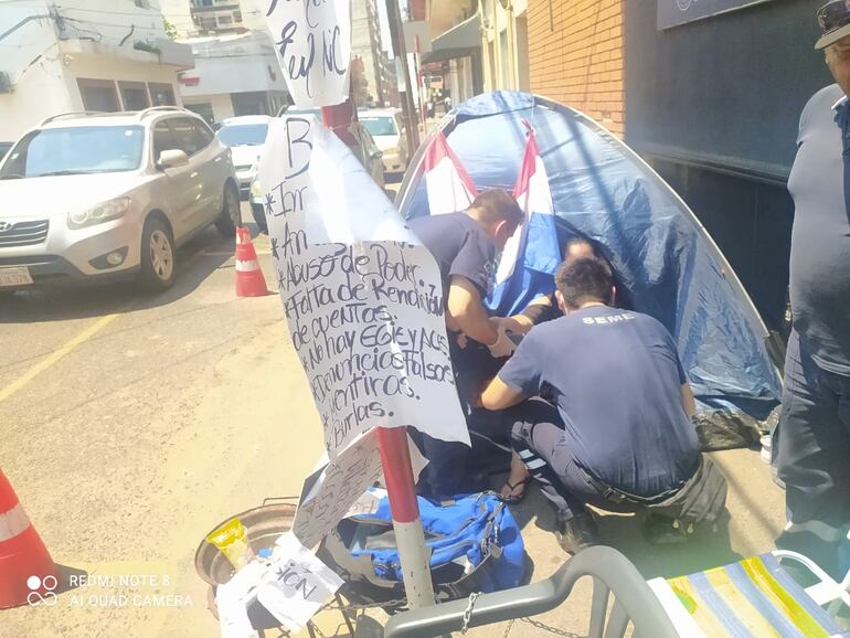 Momento en que una madre que se descompensó frente al MEC es asistida por personal de salud.