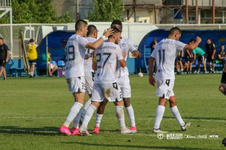 Mauro Caballero (i), jugador del Torpedo Kutaisi, celebra un gol en la máxima categoría de Georgia.