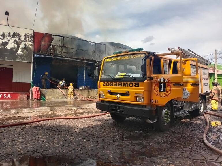 Un incendio se produjo dentro de un local comercial del Mercado de Abasto de Asunción. (gentileza).