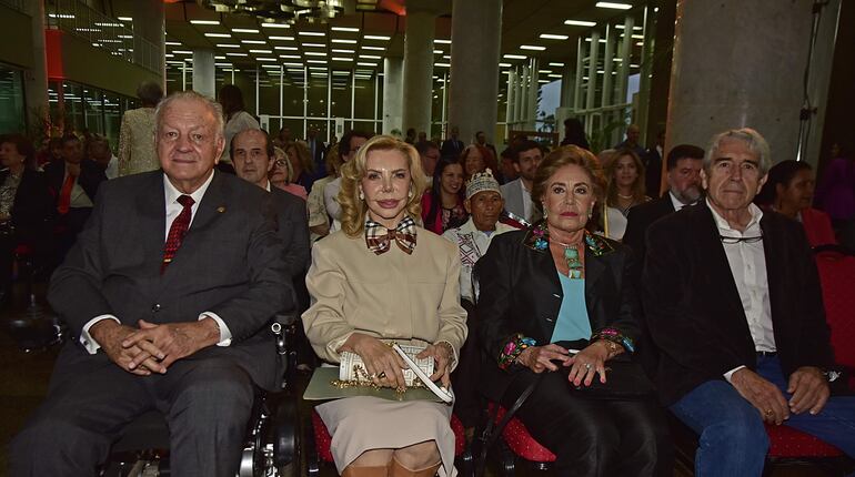 Ing. Juan Carlos Wasmosy, Carmiña Pérez Falabella, Julia Velilla y Edgar Insfrán.
