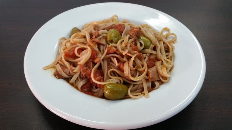 Linguine con salsa de atún.