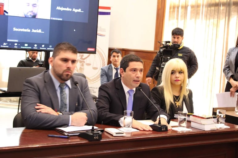 Abogados defensores Juan Ruiz Diaz y Juan Villalba, junto a la fiscala Casse Evelyn Giménez, en el JEM. 