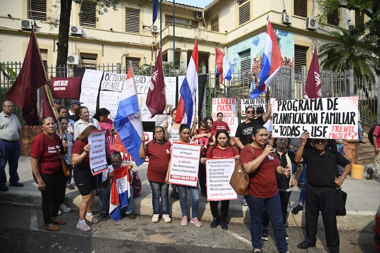 La manifestación fue realizada hoy en el marco de la conmemoración del Día Internacional de la Lucha contra el Cáncer de Mama, que se recuerda cada 19 de octubre.