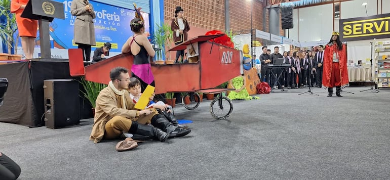 Escenificación de la obra el Principito, en la inauguración de la 19° Libroferia Encarnación.