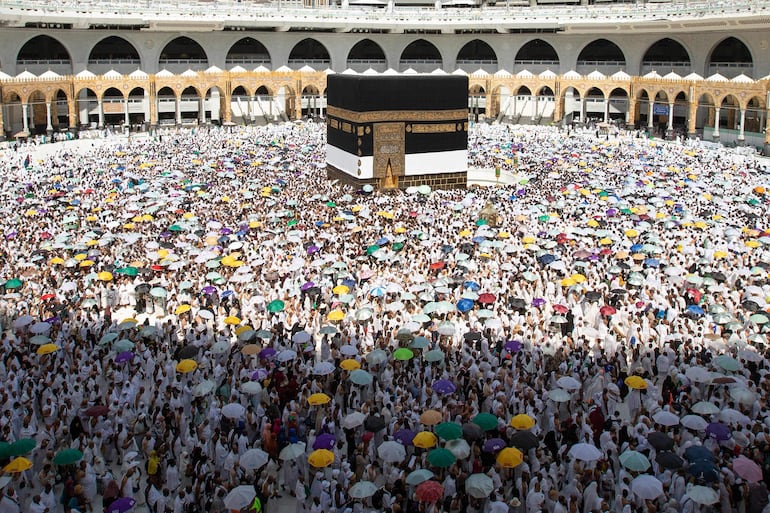 Peregrinos musulmanes caminan alrededor de la Kaaba, en la Gran Mezquita de La Meca. (AFP)