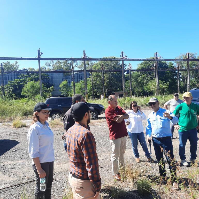 Un equipo tecnico visitó la zona de la planta de la cerrada Acepar, donde se construiría la planta de tratamiento.