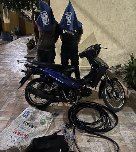 Estas dos personas fueron aprehendidas hurtando cables en el barrio San Felipe de la ciudad de San Lorenzo.